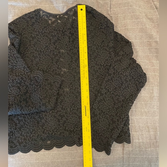 Vintage Black  scalloped lace shrug with single black bead top button size xl - Picture 3 of 6